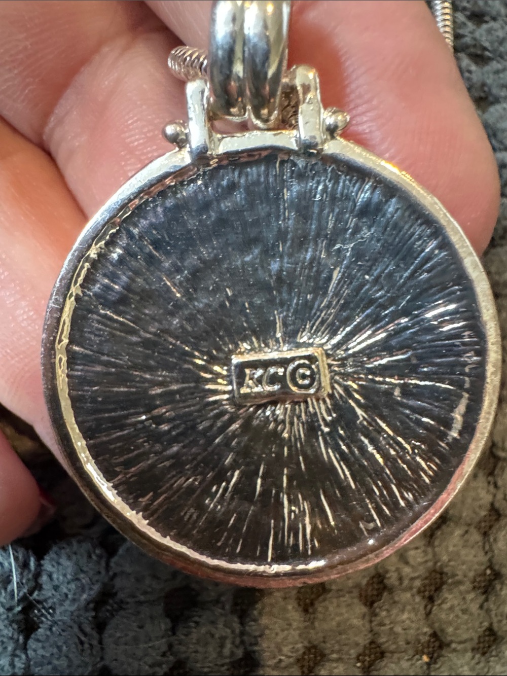 Vintage Kenneth Cole Silver-tone Round Pendant Necklace with Earth Tone Inlay - Picture 7 of 7